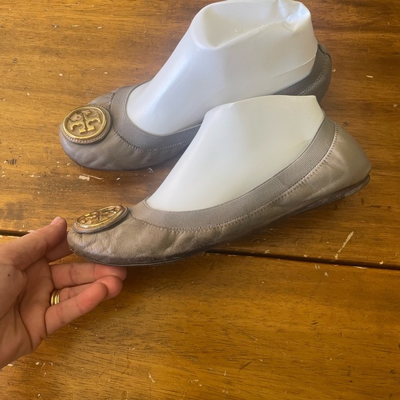 Tory Burch Caroline Gray Leather Ballet Flats Elastic Ankle Shoes Size 8.5 - Picture 3 of 11